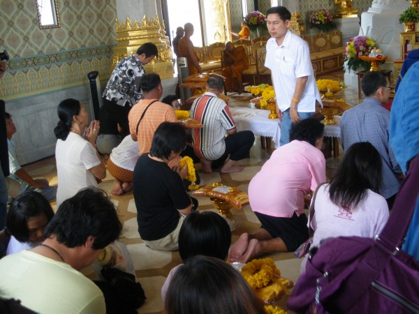 Buddhist prayers, Wat Traimit, Bangkok
