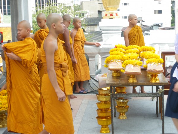 Distributing alms, Wat Traimit, Bangkok